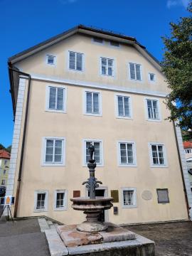 Švica, v ospredju Korletov vodnjak